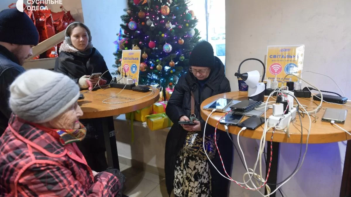 Одесити заряджають телефони та павербанки в одному з магазинів під час відключення світла / Фото Суспільне Одеса