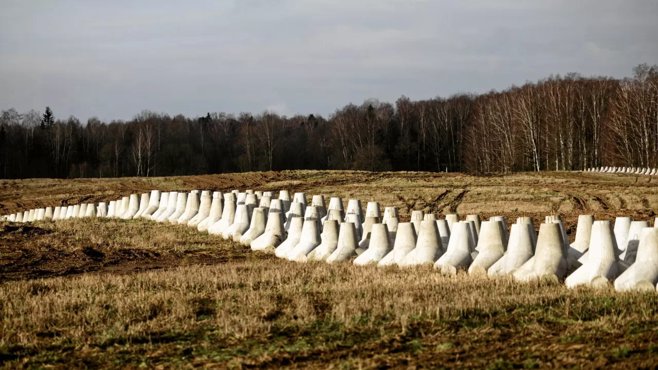 Общий вид первой части системы под названием «Восточный щит» — военных укреплений вдоль восточной границы Польши, в городе Домброва, Польша / Фото Agencja Wyborcza.pl