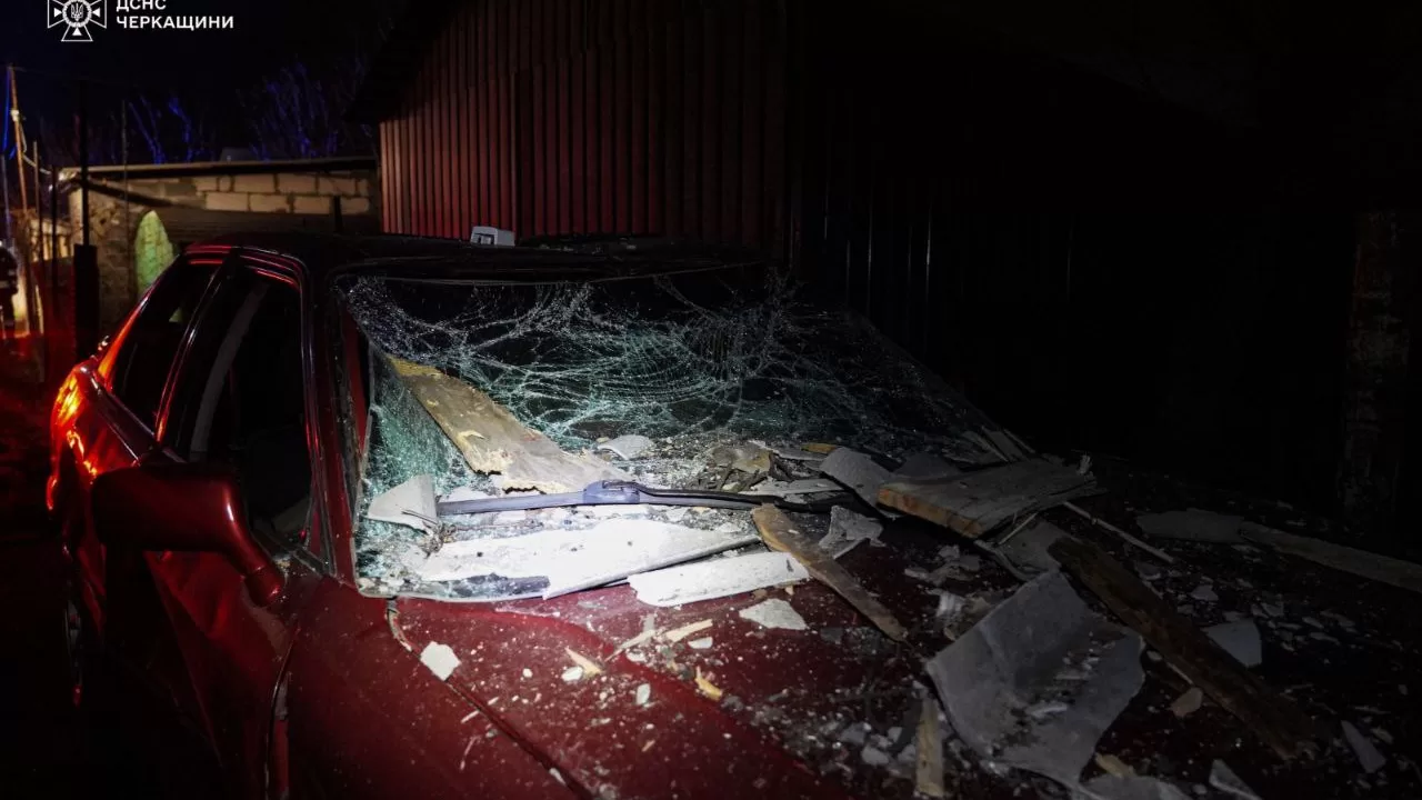 Пошкоджена обстрілом автівка в Черкасах / Фото: Ігор Табурець