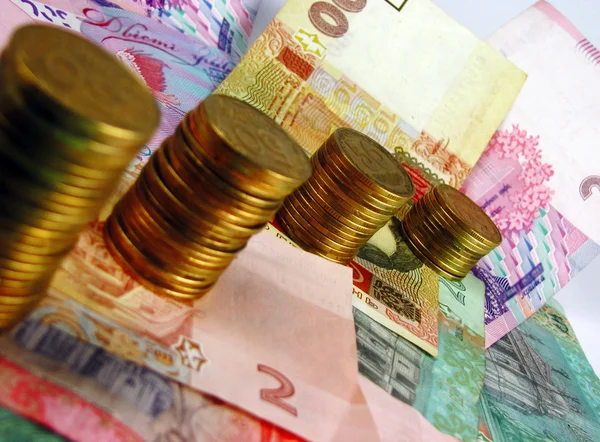 Купюры и монеты / Фото: depositphotos