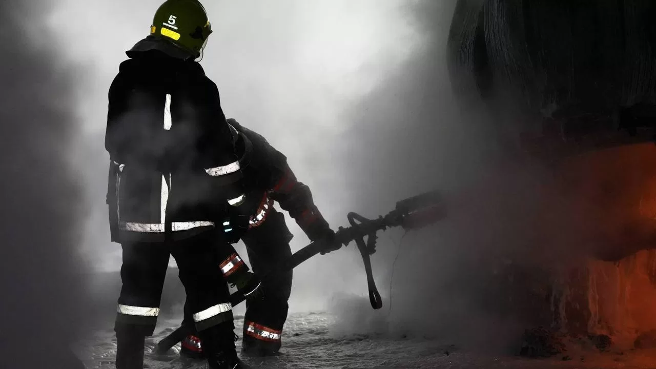 Рятувальники на місці влучання БпЛА / Фото: ДСНС