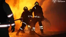 Рятувальники на місці пожежі після атаки БпЛА в Одесі / Фото: ДСНС