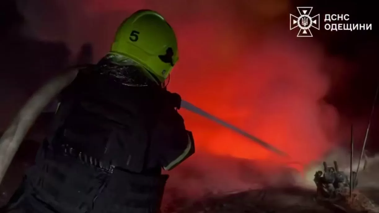 Рятувальники на місці пожежа в Одесі / Фото: ДСНС