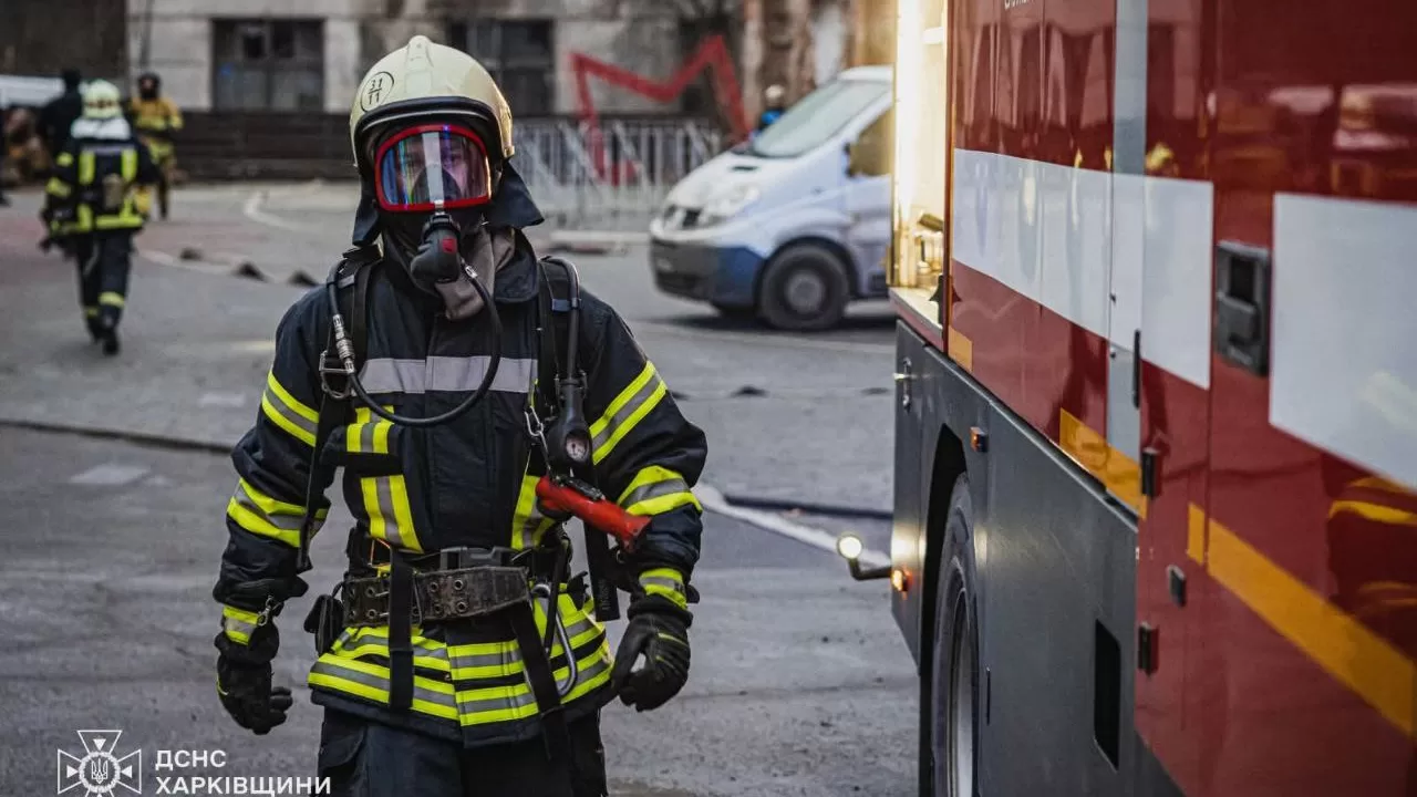 Рятувальник на місці пожежі на підприємстві у Харкові / Фото: ДСНС