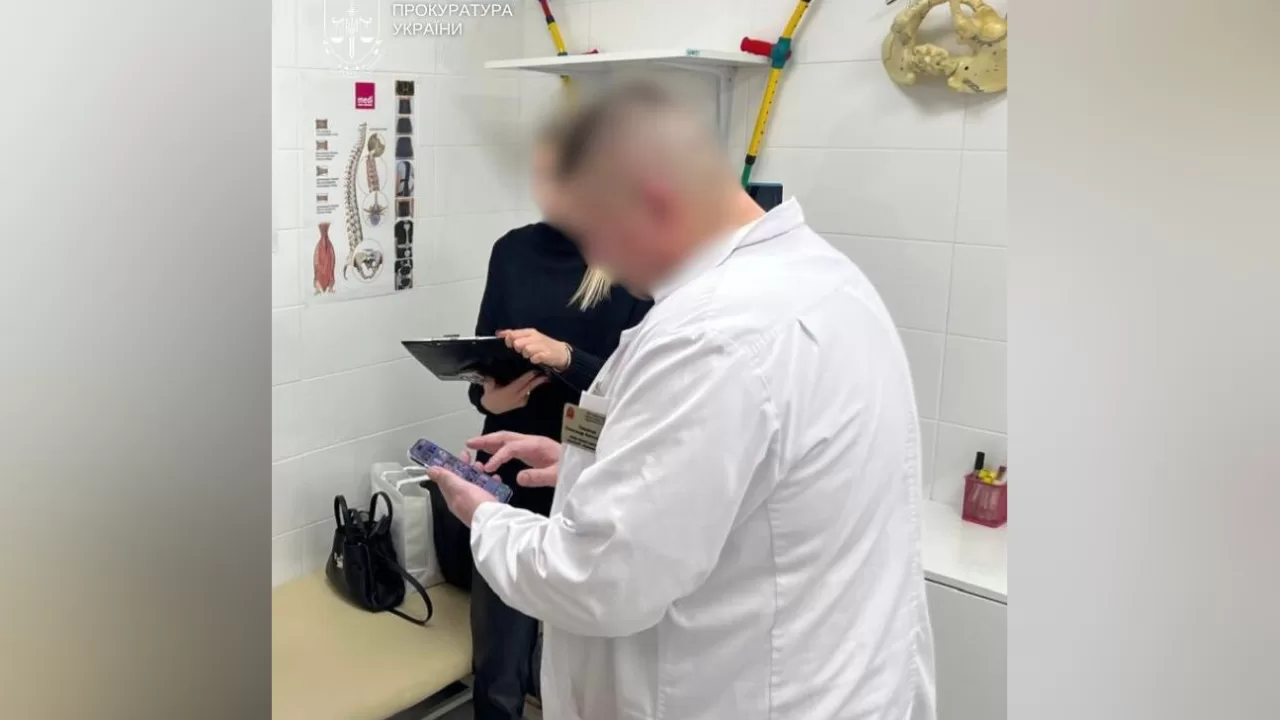 Затримання лікаря-травматолога у Києві / Фото: Київська міська прокуратура
