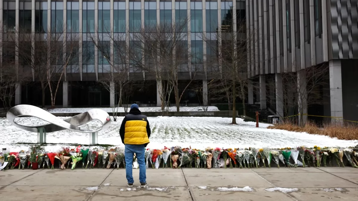 Мемориал у корпуса Брауновского университета, появившийся после стрельбы, 17 декабря 2025 года / Фото The Boston Globe