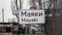Вказівник на в’їзді у селище Маяки / Фото з t.me/zakarpatskaODA