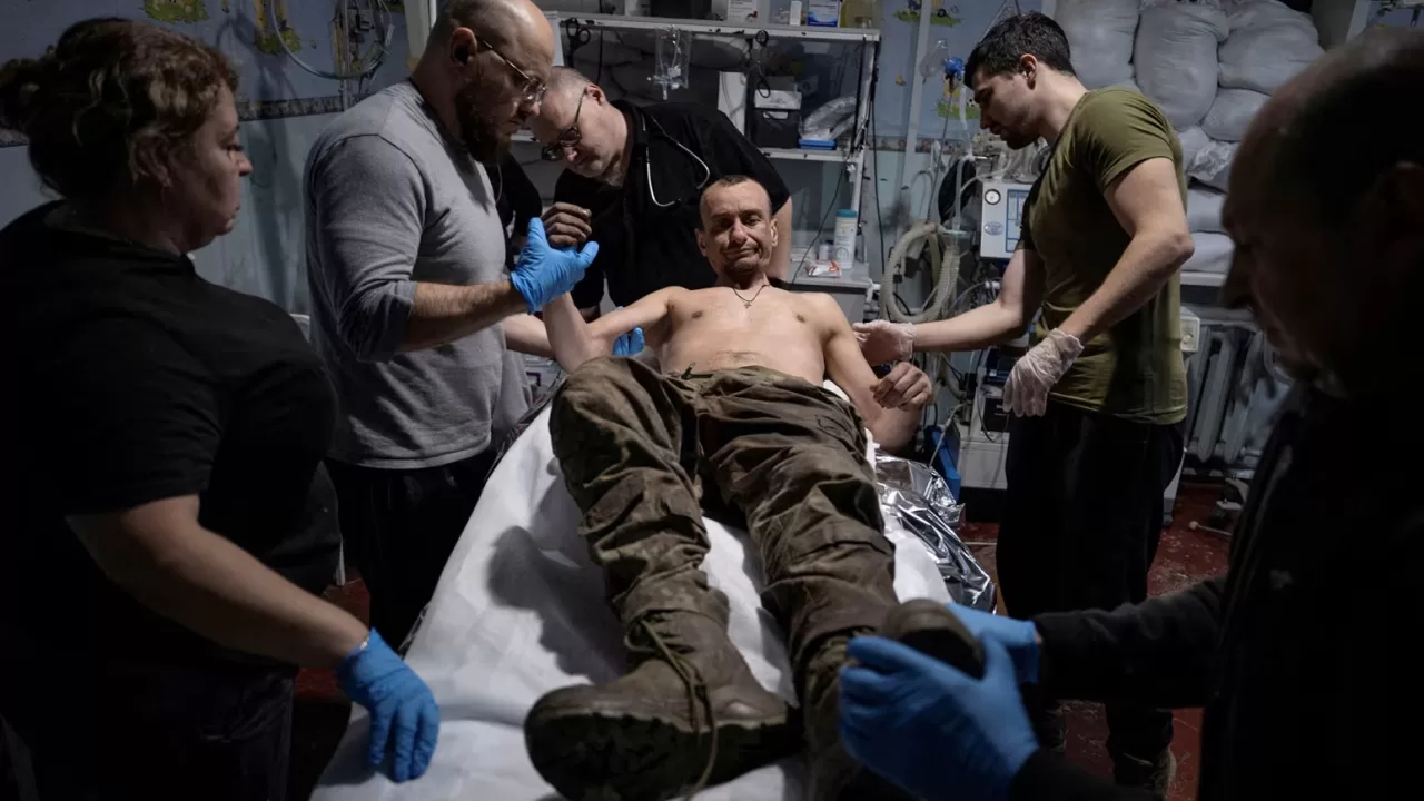 Медики надають допомогу пораненому військовослужбовцю, якого евакуювали за допомогою дрона поблизу Костянтинівки, 11 листопада 2025 року / Фото Reuters