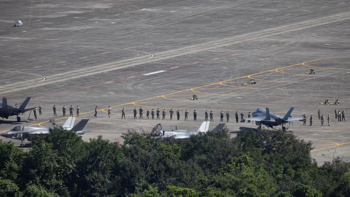 Американские военнослужащие проводят осмотр летного поля вблизи истребителей F-35B Корпуса морской пехоты США на бывшей военно-морской базе Рузвельта-Роудс в городе Сейба, Пуэрто-Рико, 19 декабря 2025 года / Фото Reuters