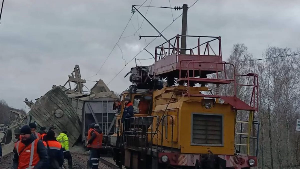 Ліквідація наслідків аварії внаслідок удару армії РФ. Коростенський район, Житомирщина, 22 грудня 2025 / Фото  Укрзалізниця