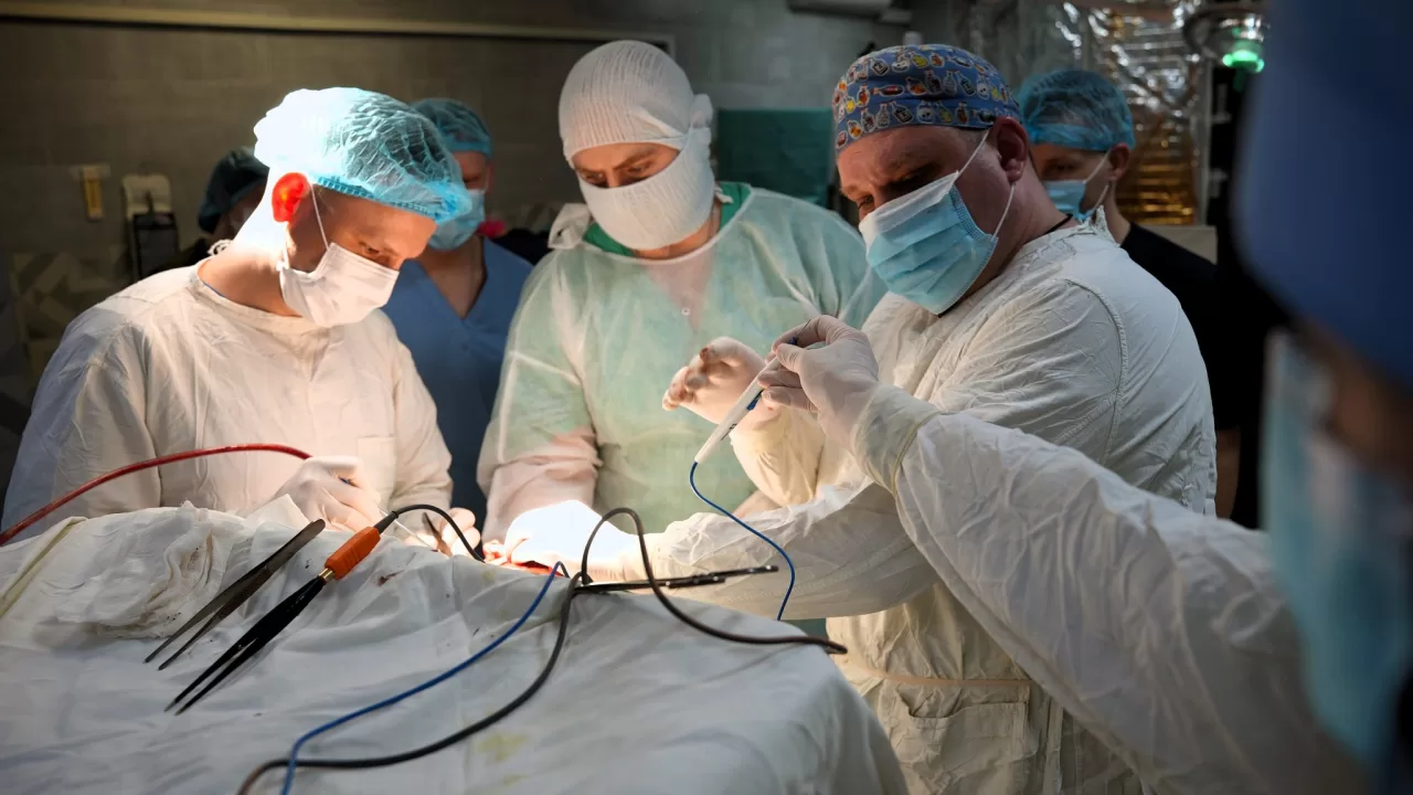 Хірурги у військовому шпиталі / Фото: facebook.com/Шпиталь-Харків