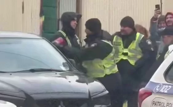 Полицейские открывают дверь машины / Скриншот