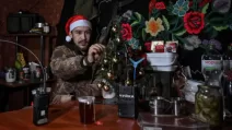 Военнослужащий 44-й артиллерийской бригады украшает елку в своем блиндаже в Днепропетровской области / Фото Reuters