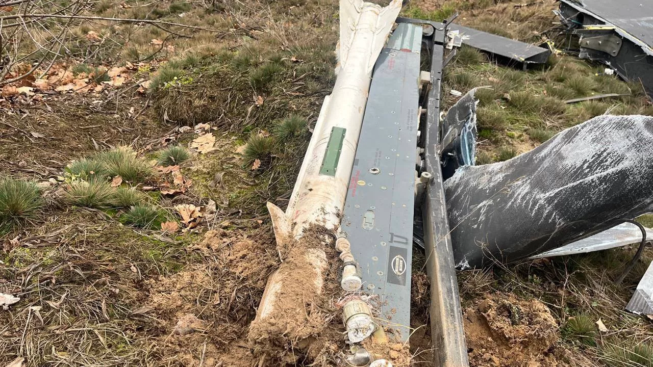 Уламки “Шахеда”, який ніс керовану авіаційну ракету Р-60 класу «повітря-повітря». Архівне фото / Фото @sternenko