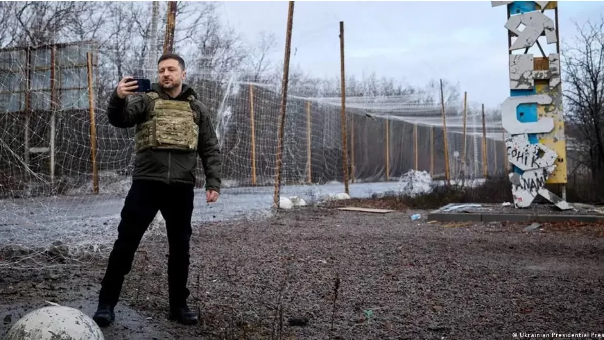 Президент Украины фотографируется в Купянске, 12 декабря 2025 года / Фото Reuters