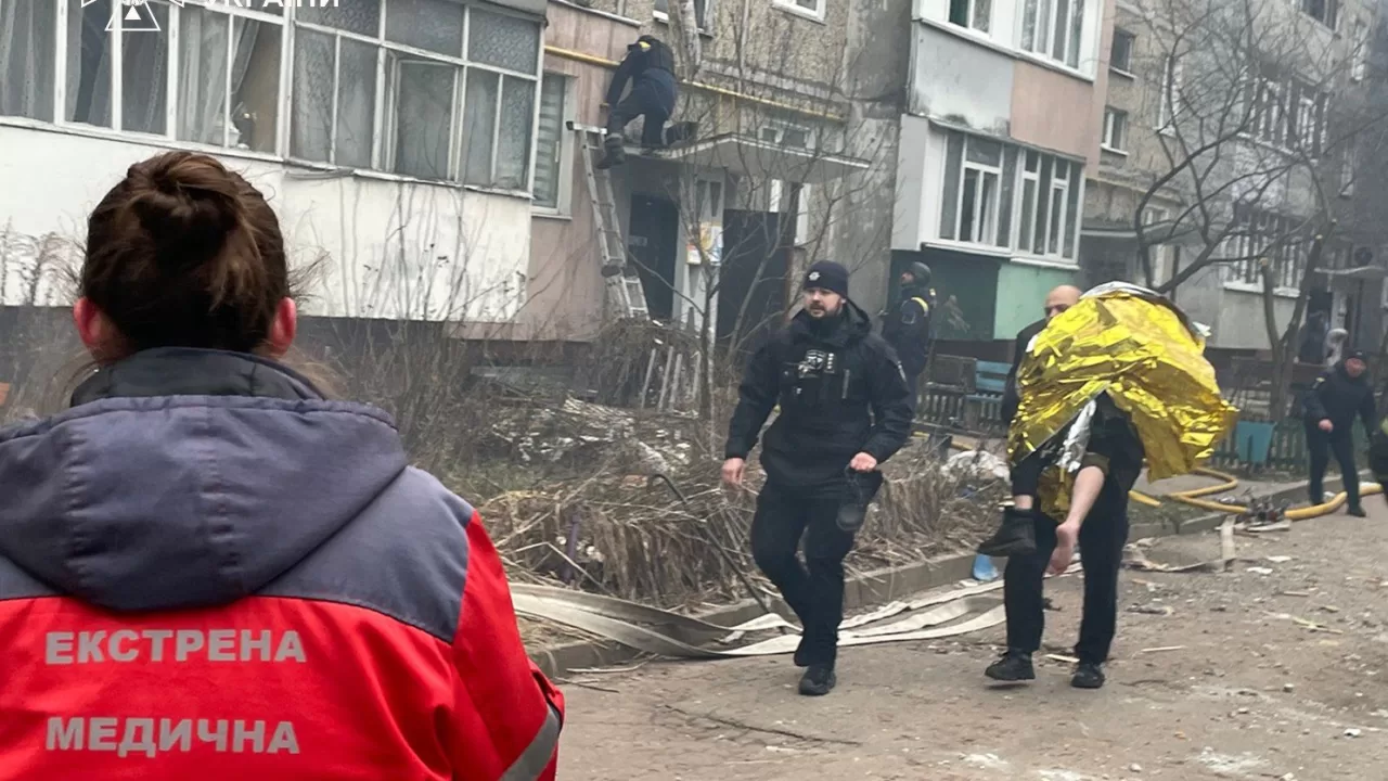 Восемь человек пострадали в результате удара по Чернигову, один человек погиб / Фото: ГСЧС