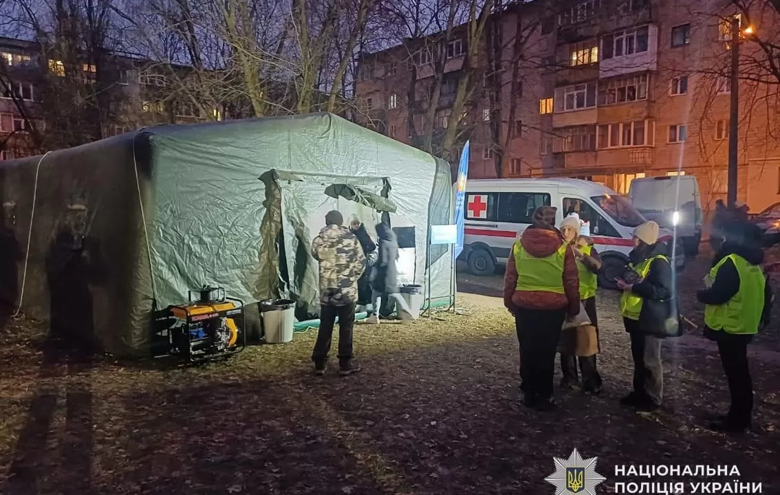 Пункт несокрушимости белого разрушенного ударом БпЛА дома в Чернигове / Фото: Нацполиция