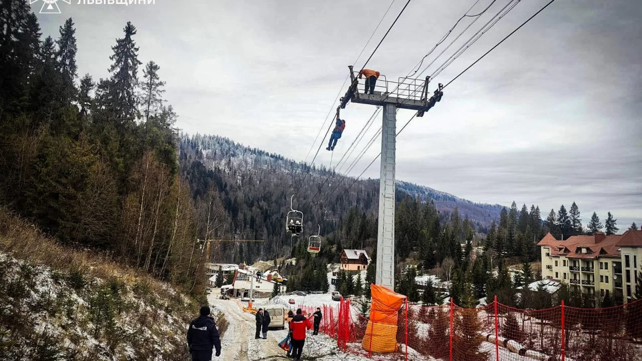 На Львовщине на горе Захар Беркут застряли 80 туристов / Фото: ГСЧС