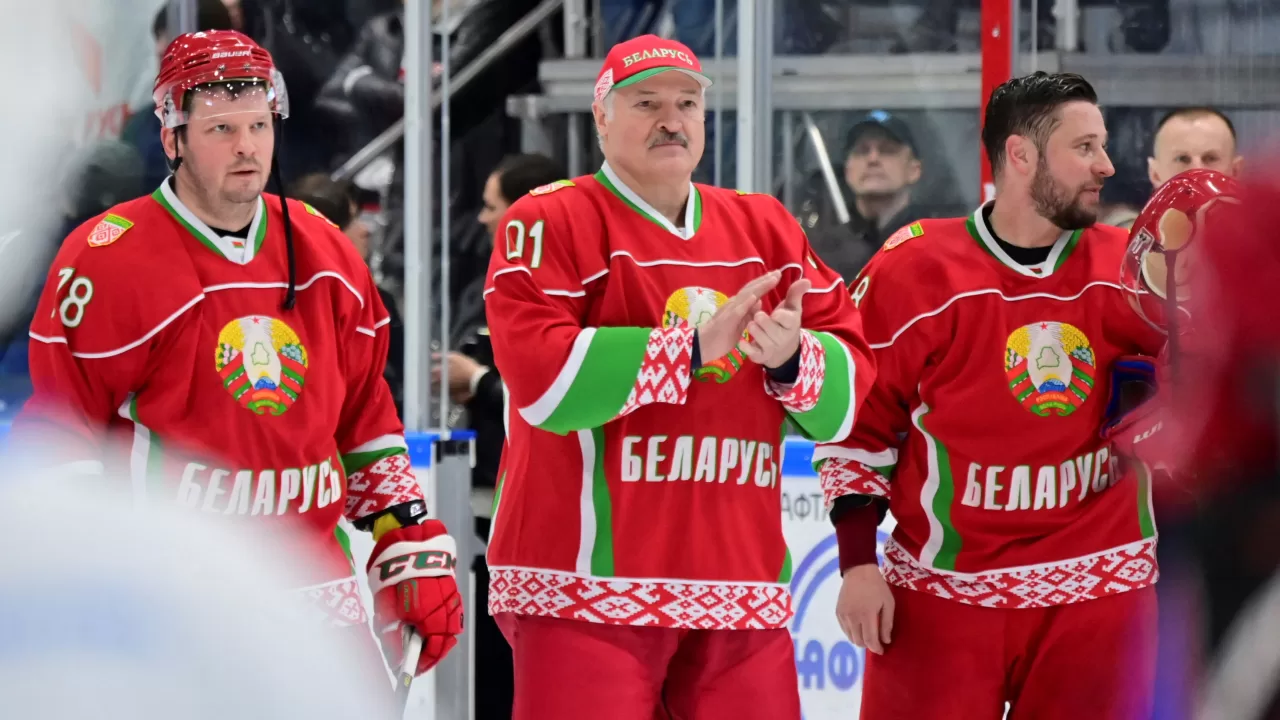 Александр Лукашенко принимает участие в хоккейном матче турнира любительских команд в Минске / Фото: REUTERS