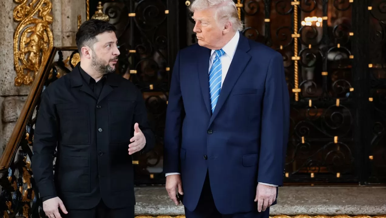 Президент США Дональд Трамп приветствует президента Украины Владимира Зеленского, который прибыл на встречу в клуб Трампа «Мар-а-Лаго» в Палм-Бич, штат Флорида, США, 28 декабря 2025 года / Фото: REUTERS