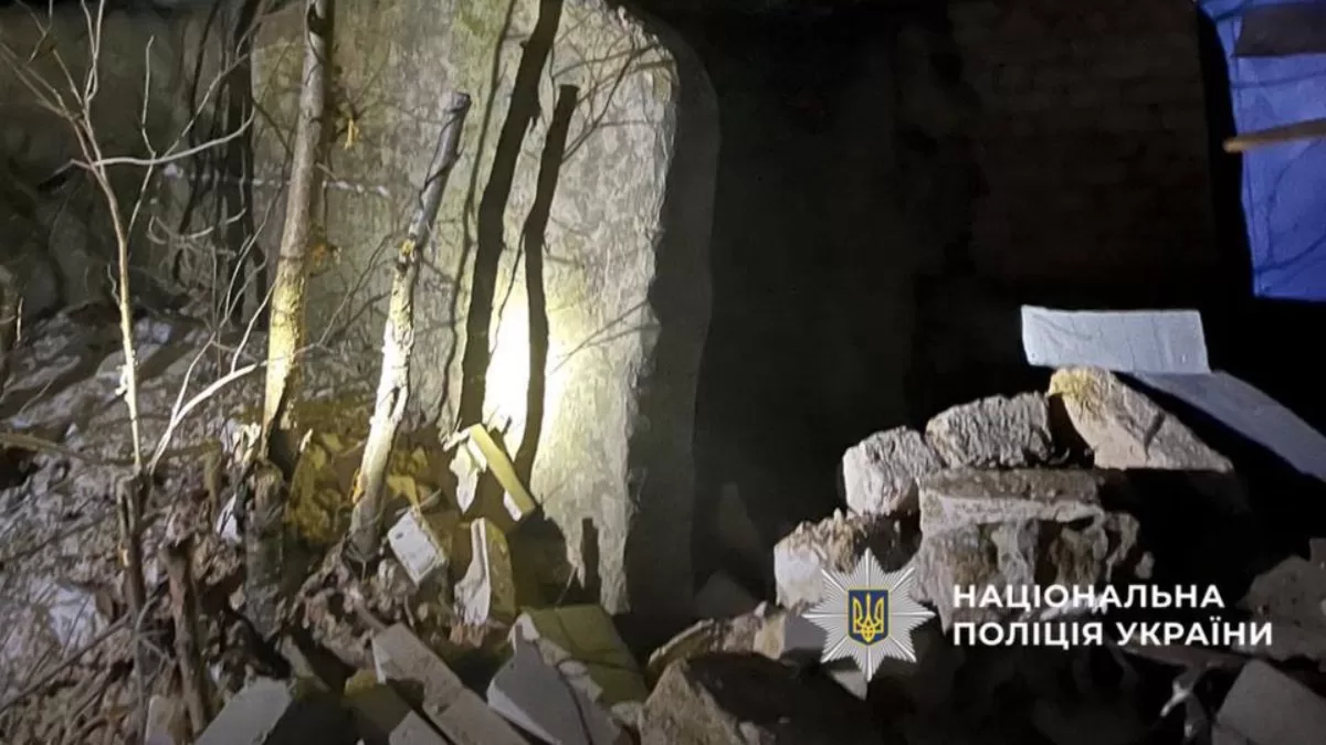 З-під завалів зруйнованого помешкання потерпілого дістали сусіди / Фото Нацполіція