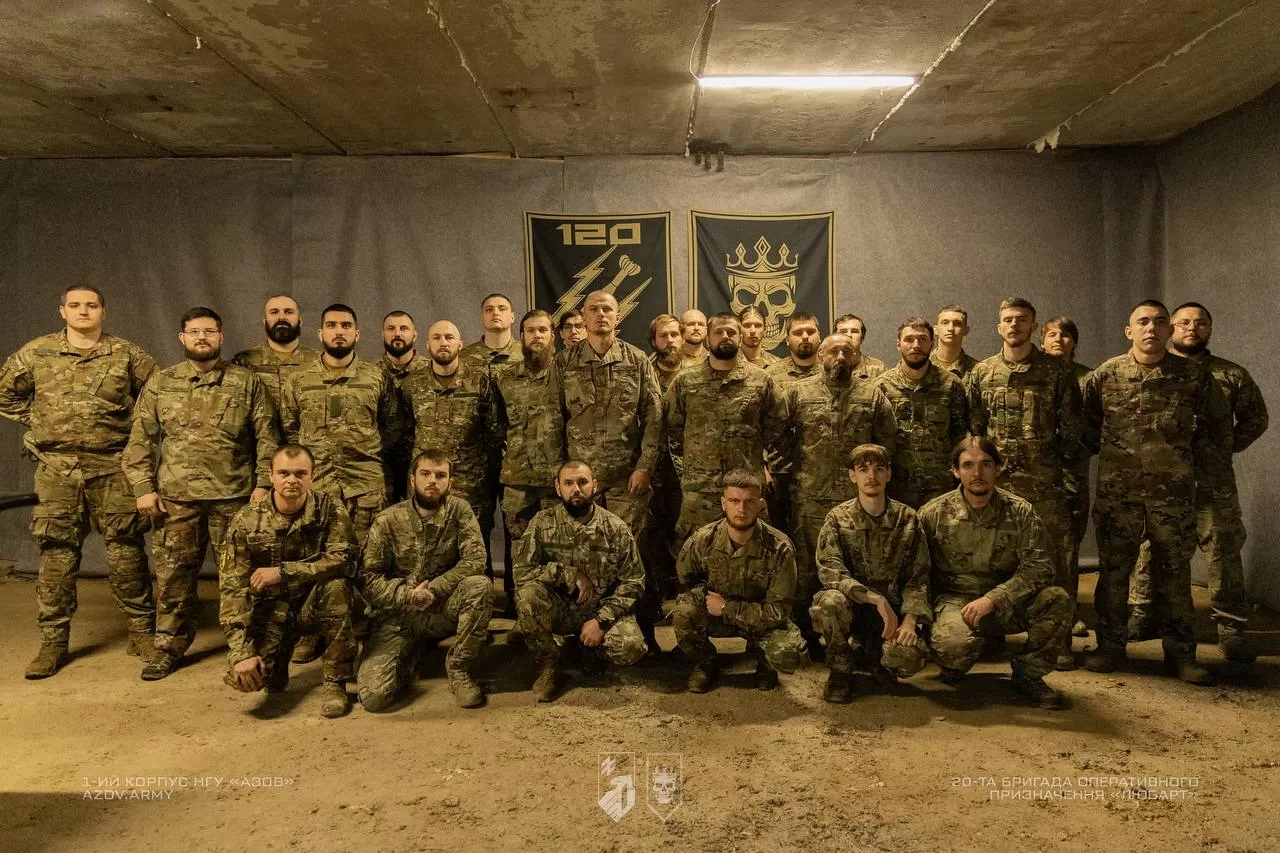 Групове фото мінометного підрозділу 20 бригади НГУ «Любарт» на тлі прапорів бригади.