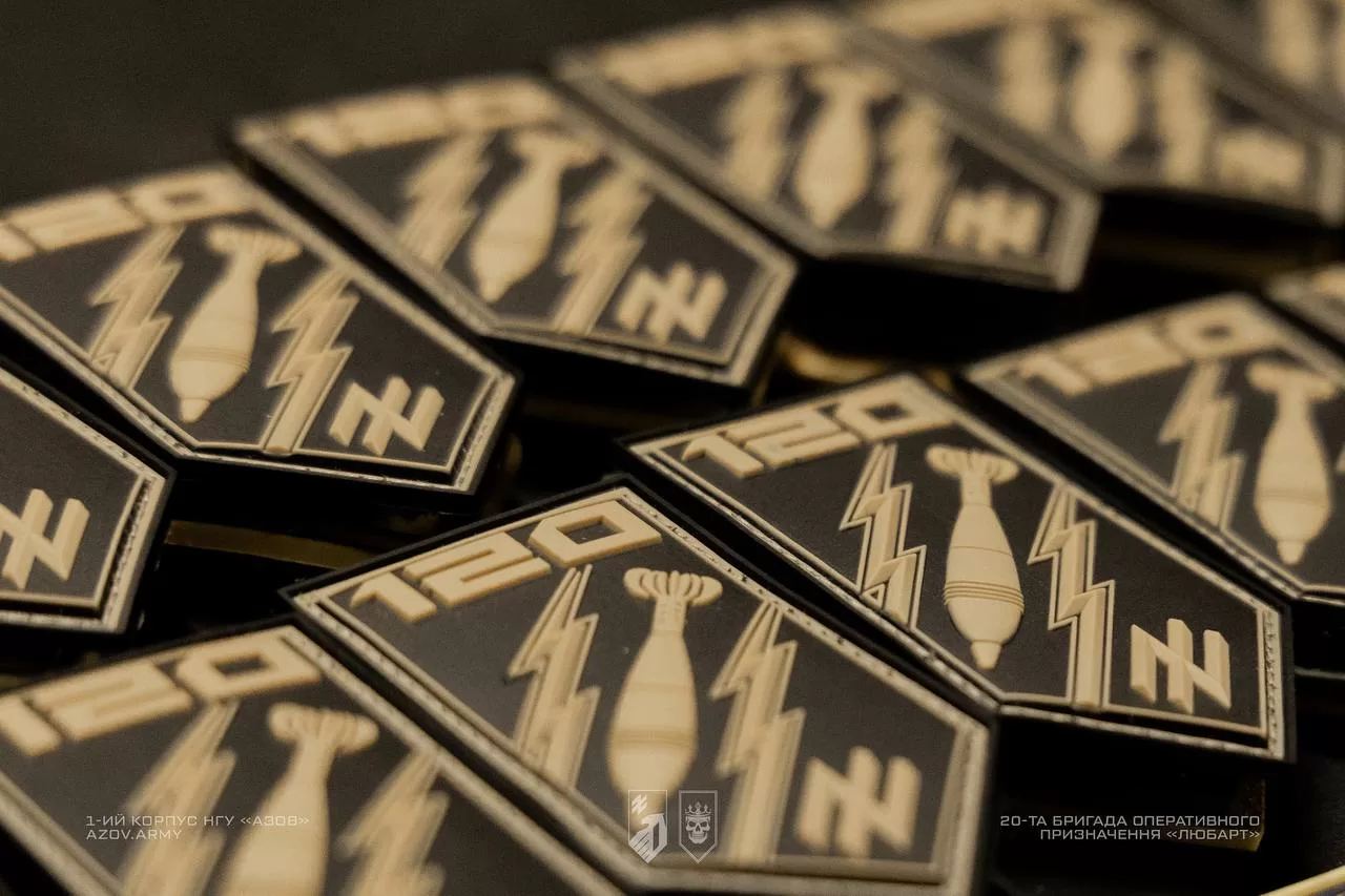 Шеврони з символікою мінометного підрозділу 20 бригади Любарт крупним планом.