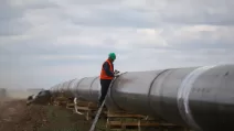 Рабочий стоит возле трубы на строительной площадке расширения российского газопровода "Турецкий поток" / Фото: REUTERS