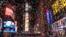 Конфетти летит вокруг шара и часов обратного отсчета на Таймс-сквер во время виртуальной встречи Нового года после вспышки COVID-19 в районе Манхэттен города Нью-Йорк, штат Нью-Йорк, США, 1 января 2021 года / Фото Reuters