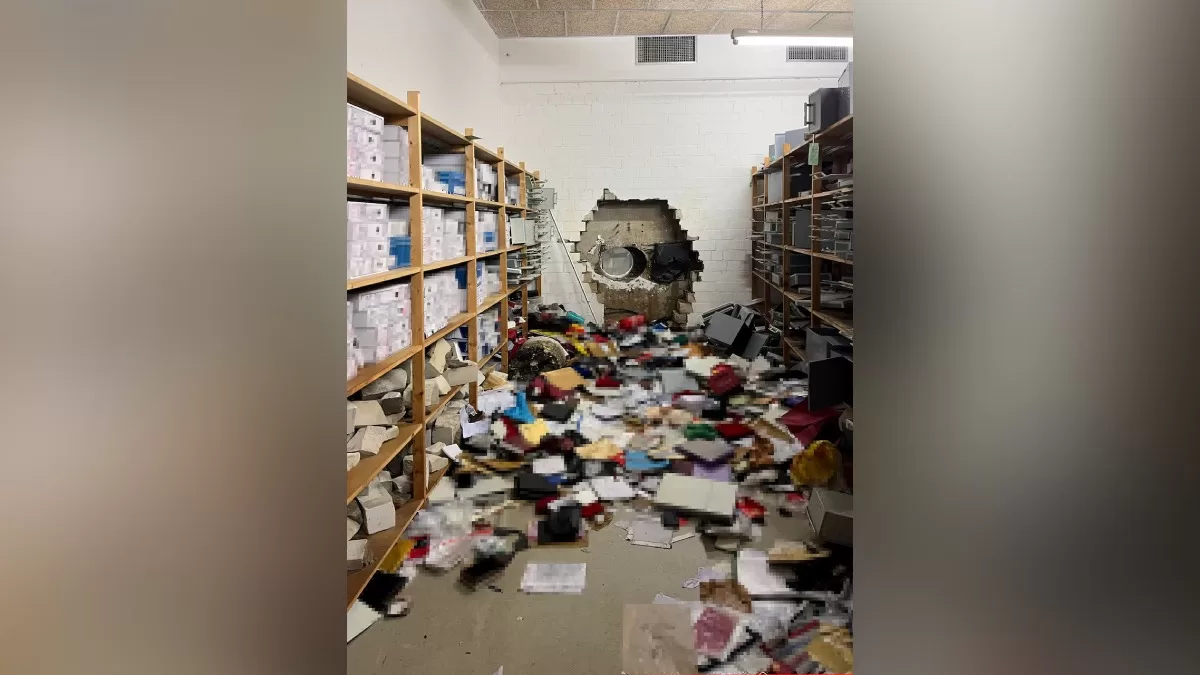 Отвір через який злодії залізли у сховище ощадної каси Sparkasse в Гельзенкірхені / Фото поліція Гельзенкірхена