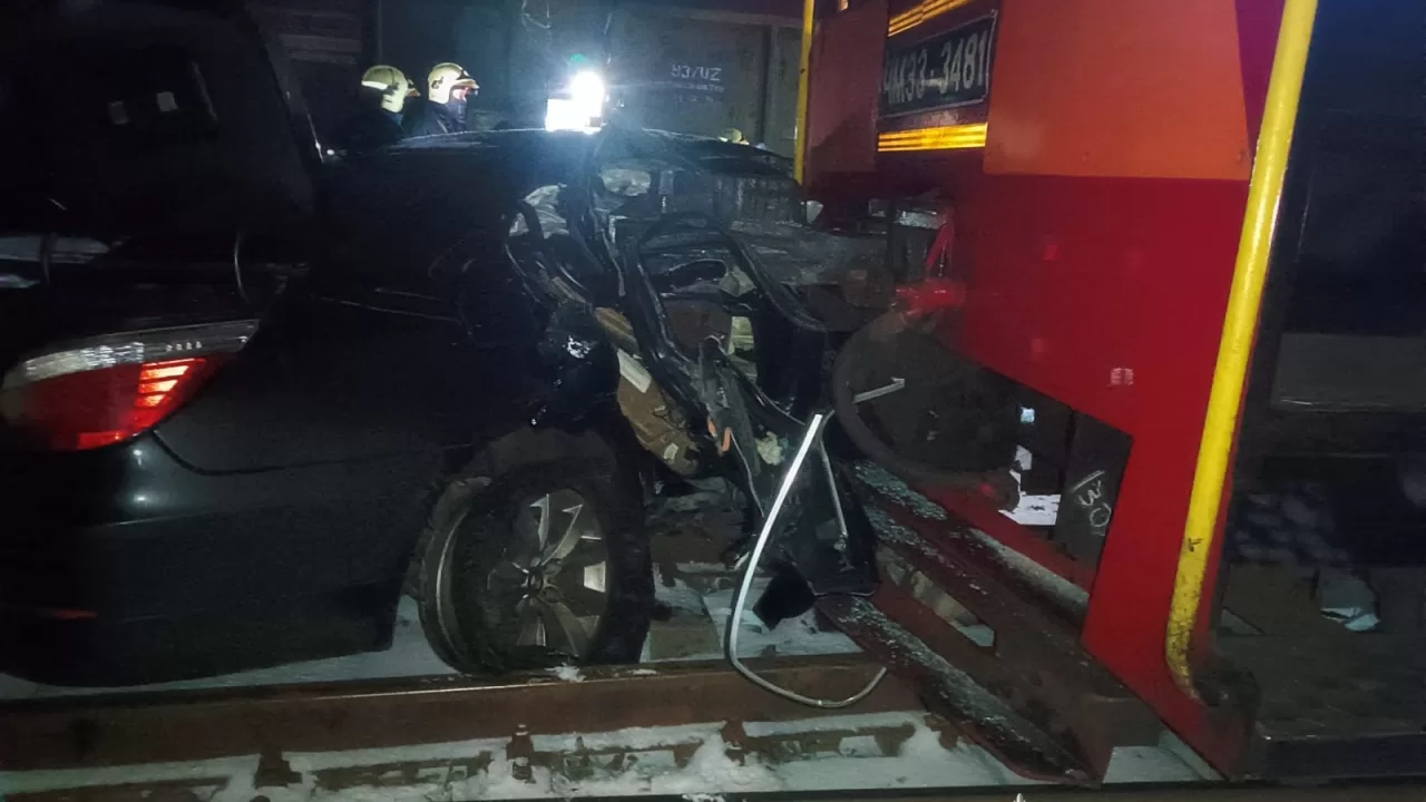 В результате столкновения поезда и легковушки во Львовской области погибла женщина / Фото: ГУНП во Львовской области