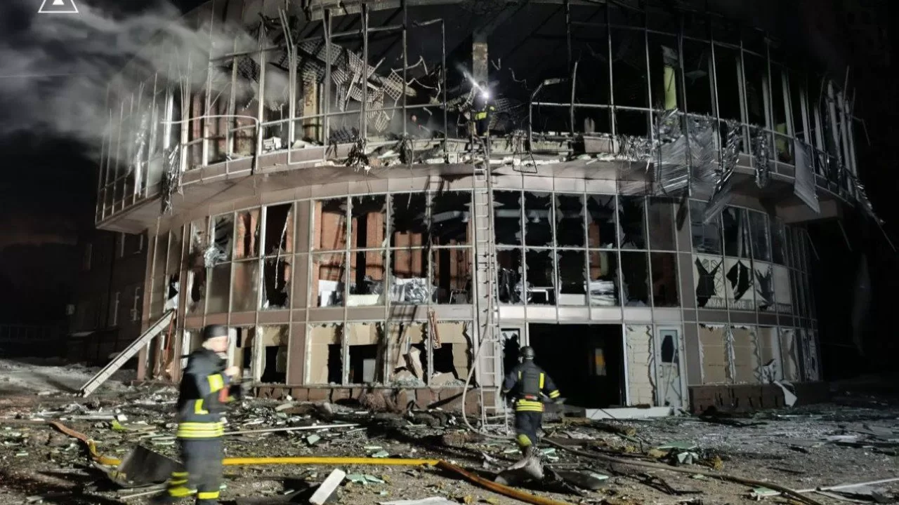 Пошкоджений ТЦ у Запоріжжі / Фото: ДСНС