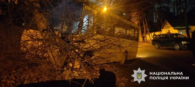 Нетрезвый мужчина угнал автобус в Киеве и протаранил авто и дерево / Фото: Нацполиция