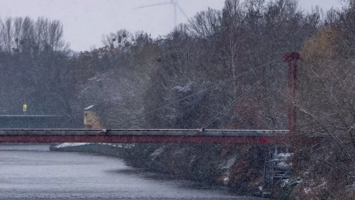 Через этот вантовый мост над каналом Тельтов проходят центральные линии электропередачи от электростанции Лихтерфельде / Фото dpa