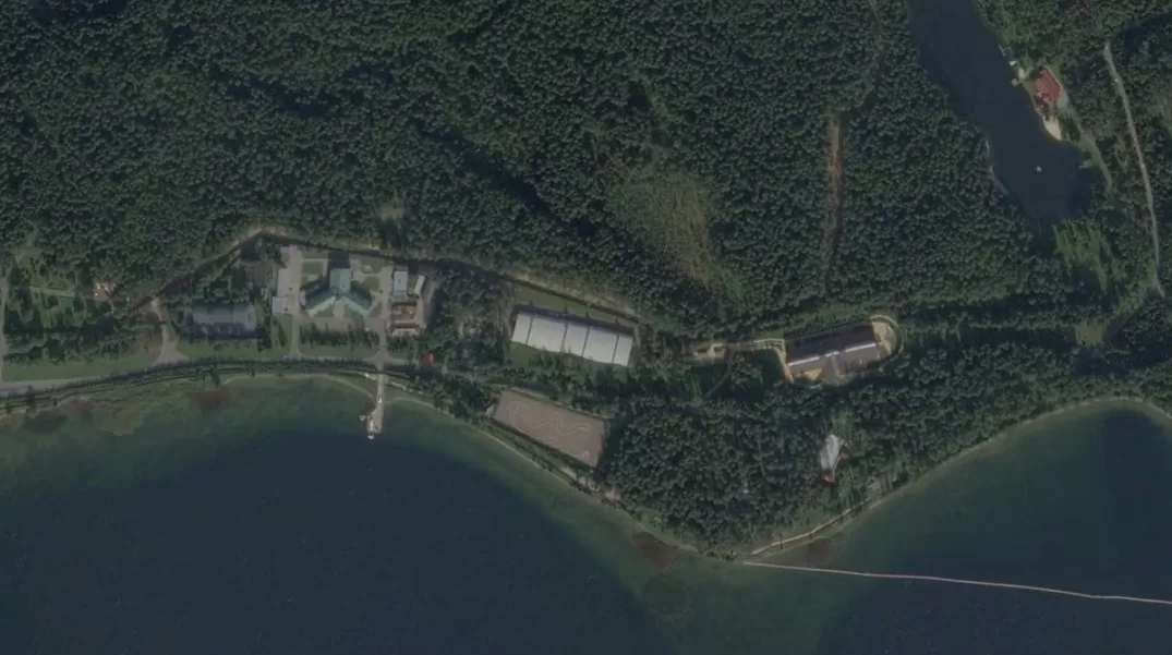 Спутниковые снимки показывают жилой комплекс Владимира Путина в Рощино, Новгородская область, Россия / Фото: Planet Labs PBC