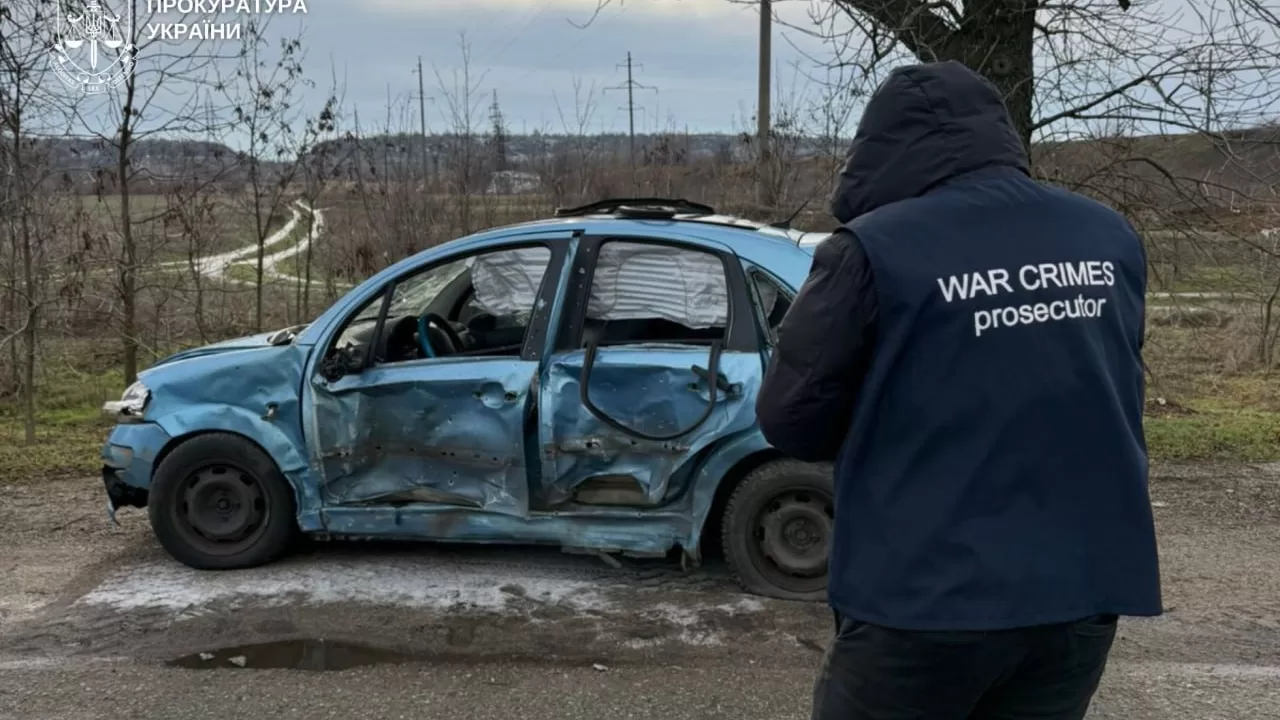Пошкоджений внаслідок влучання російського дрона автомобіль / Фото: Дніпропетровська обласна прокуратура