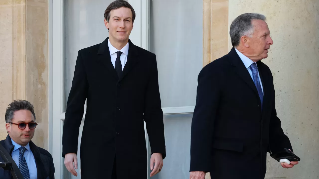 Стив Виткофф и Джаред Кушнер прибывают на встречу с президентом Франции Эммануэлем Макроном и президентом Украины Владимиром Зеленским перед саммитом «Коалиции решительных» в Елисейском дворце в Париже, Франция, 6 января 2026 года / Фото Reuters