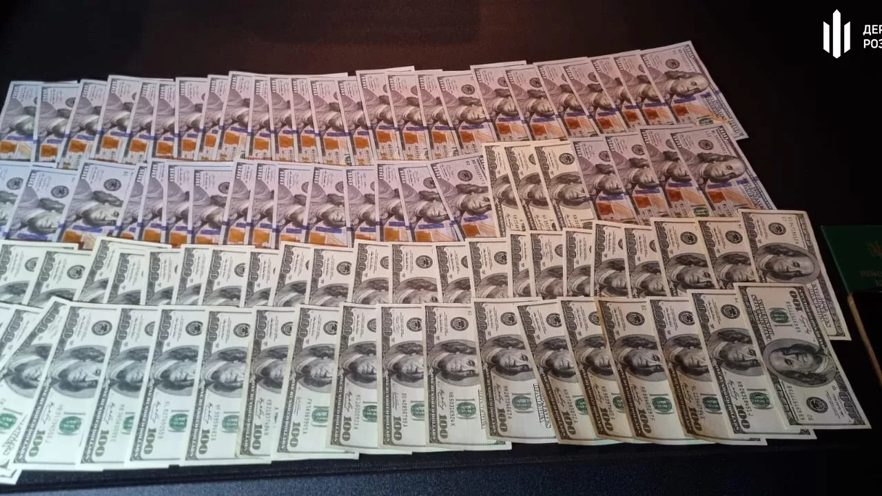 Изъятые деньги у военного из Днепропетровской области / Фото: ГБР