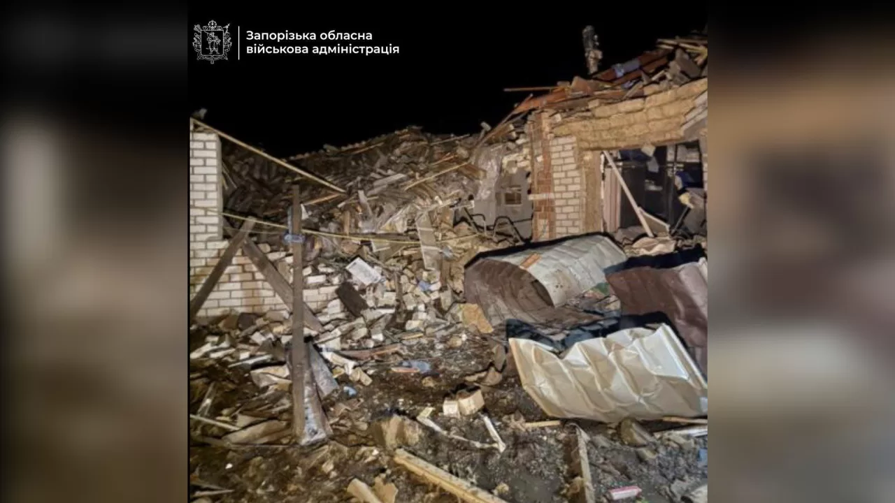 Уничтоженный авиабомбой дом в Запорожском районе / Фото: Иван Федоров