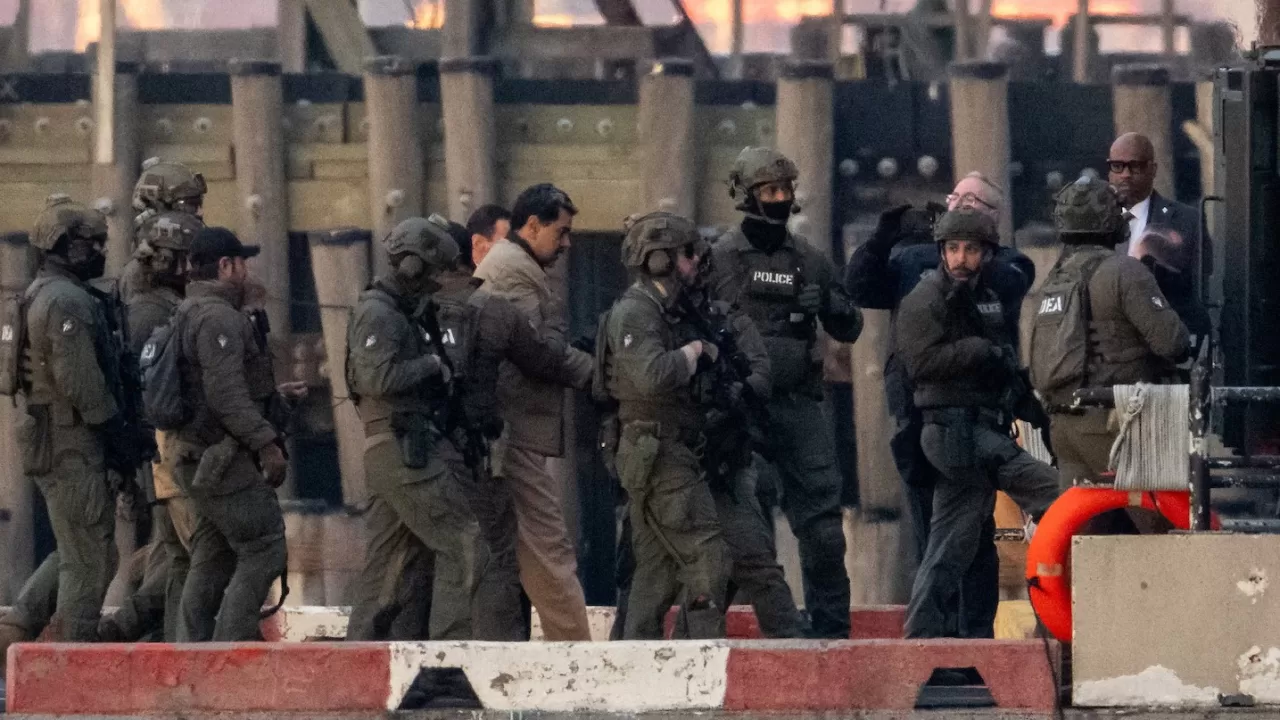 Смещенный президент Венесуэлы Николас Мадуро сопровождается в федеральный суд в Манхэттене / Фото: Адам Грей/Reuters