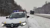 На трассе М06 Киев — Чоп затруднено движение грузовиков из-за сильного снега / Фото: Патрульная полиция Львовской области