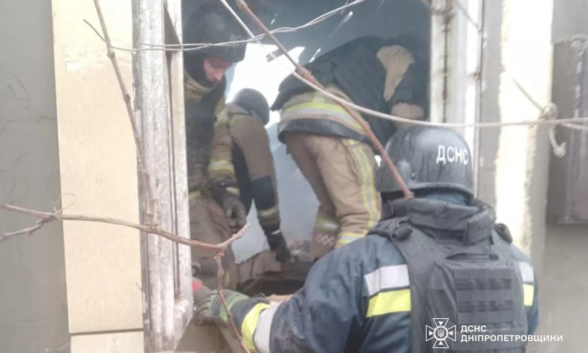 Спасатели на месте удара по Днепропетровской области / Фото: ГСЧС