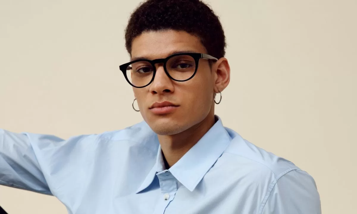 Модель в окулярах IXI з функцією "автофокус" / Фото: IXI