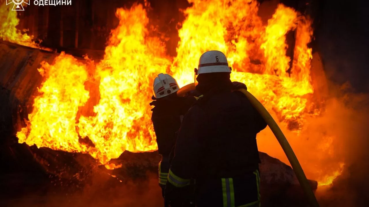 Масштабна пожежа після обстрілу одеського порту / Фото: ДСНС