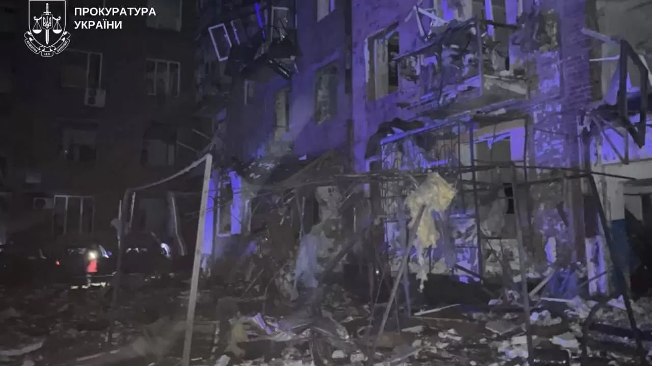 Пошкоджений ракетою будинок у Кривому Розі / Фото: Дніпропетровська обласна прокуратура