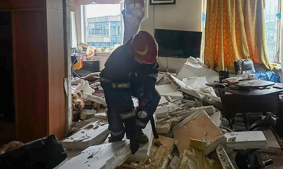 Спасатель на месте взрыва газового баллона в одесской квартире / Фото: ГСЧС