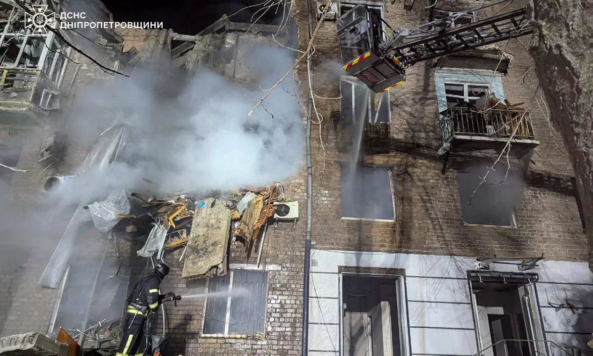 Рятувальники на місці ракетного удару у Кривому Розі / Фото: ДСНС