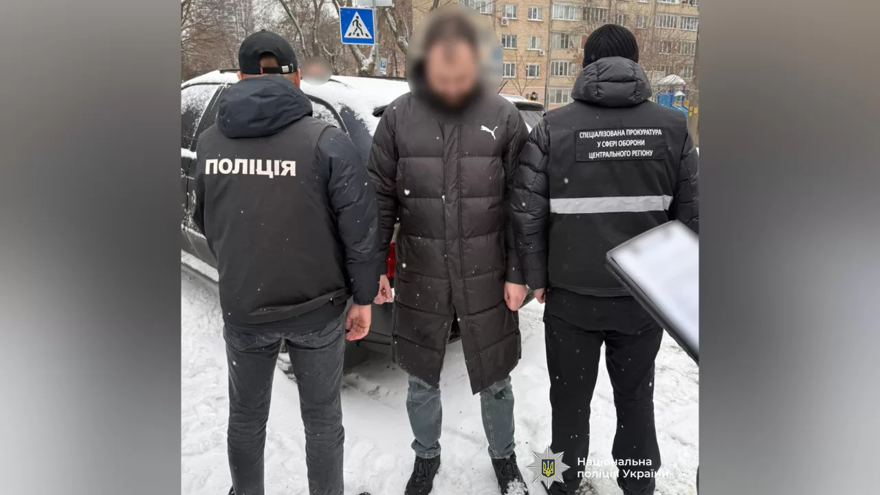 Затриманий на хабарі за переведення на службу в тилу / Фото: Нацполіція