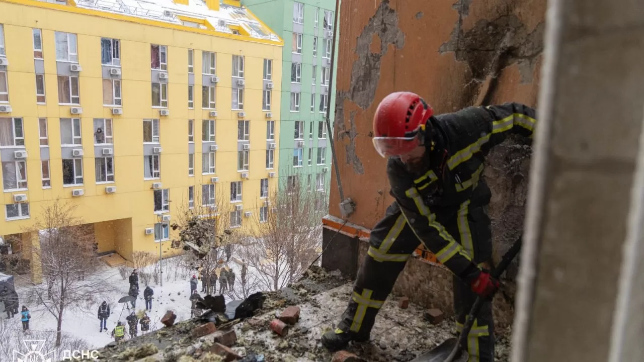 Рятувальник на місці удару по Києву 9 січня / Фото: ДСНС