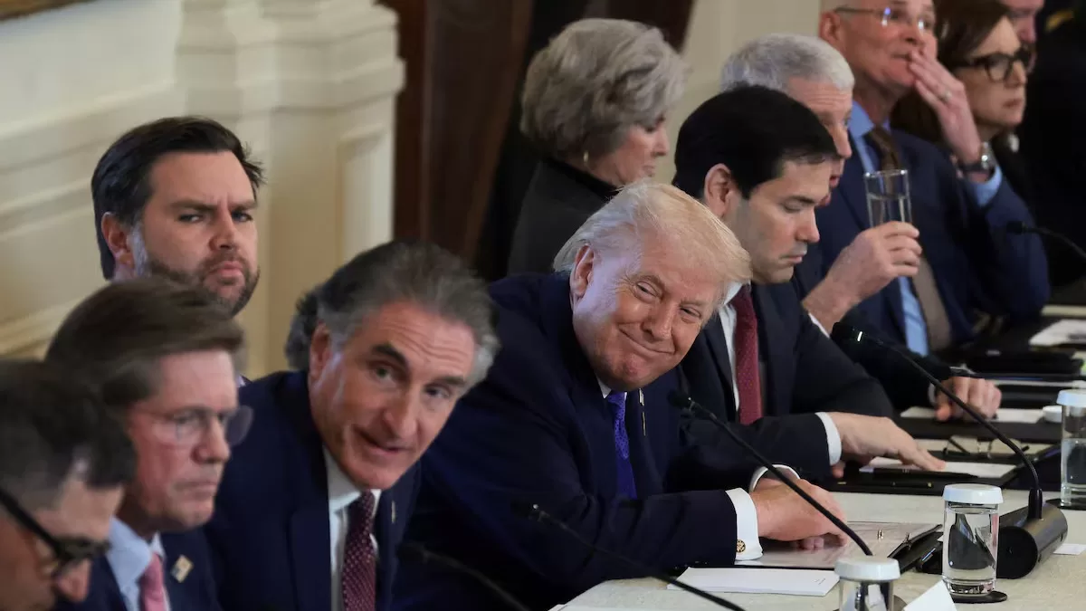 Президент США Дональд Трамп на встрече с руководителями крупнейших нефтяных компаний мира заявил, что хочет, чтобы они инвестировали в эту страну 100 миллиардов долларов для значительного расширения ее производства / Фото Reuters